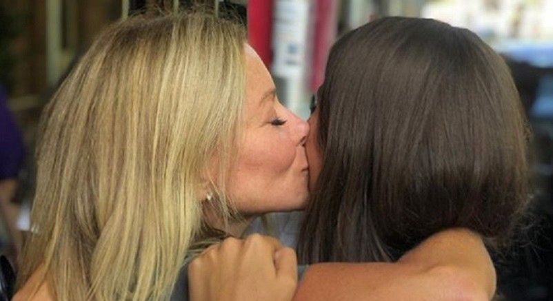 Kelly Ripa  całuje córkę na pożegnanie