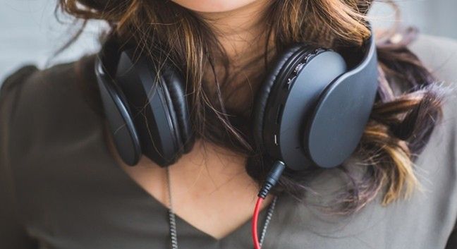 Wielbiciele muzyki docenią jakość dźwięku, jaką gwarantują dobre słuchawki lub głośniki