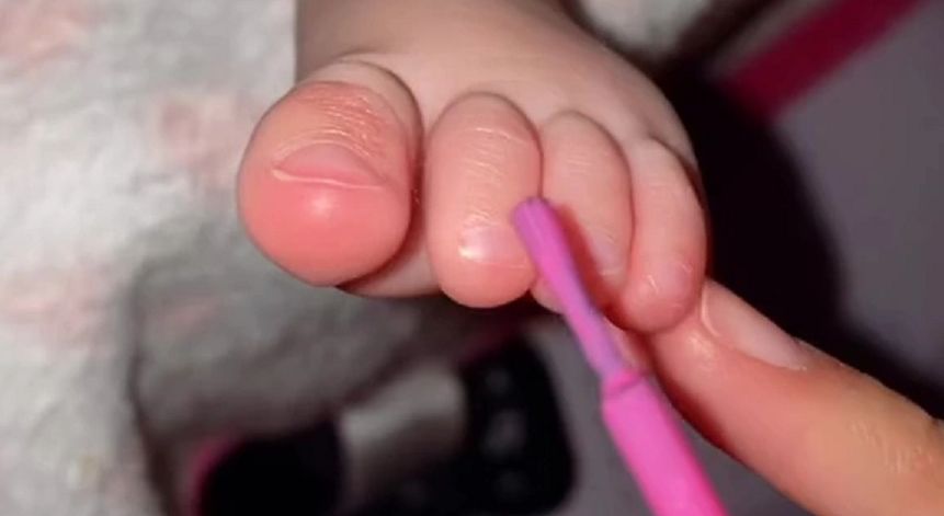 Pomalowała paznokcie 5-miesięcznej córeczce. Młoda mama znalazła się w ogniu krytyki. "Dziecko to nie zabawka!"