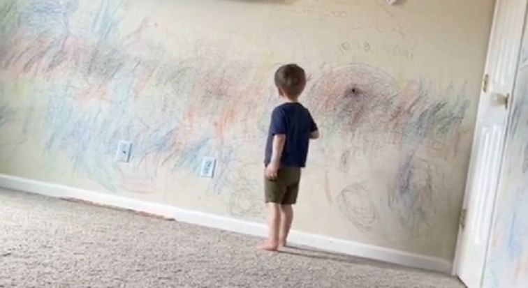 Pozwala dziecku rysować po ścianach. "Kiedy nie możesz powiedzieć: nie"