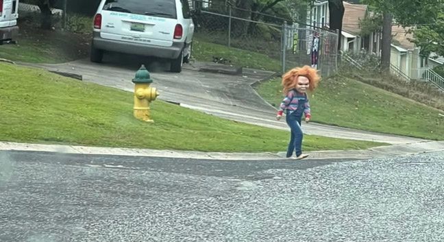 Chłopiec przebrał się za laleczkę Chucky i spacerował po dzielnicy