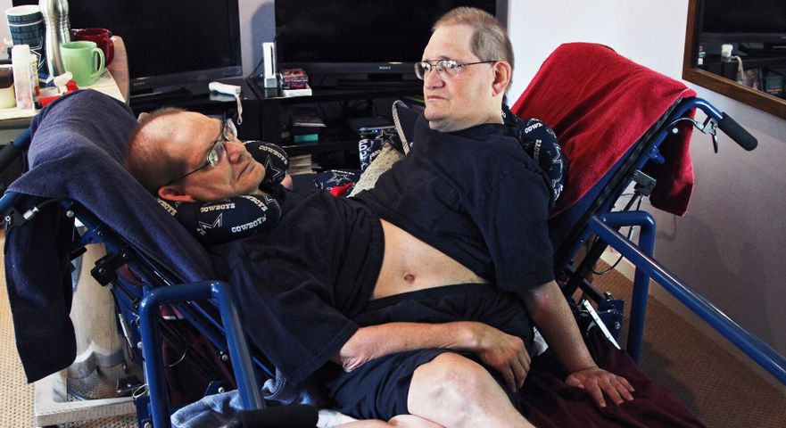 Bracia musieli poruszać się za pomocą specjalnego wózka inwalidzkiego