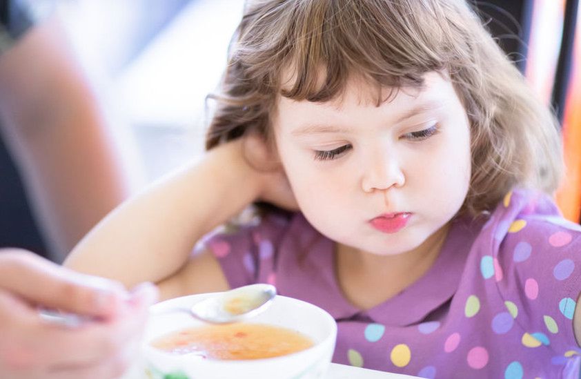 Dieta dziecka zimą powinna być urozmaicona, ale pozbawiona niektórych produktów