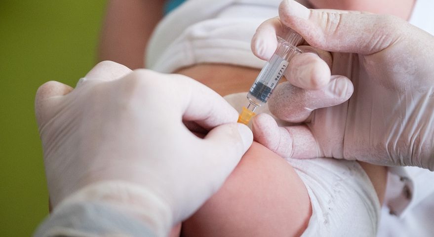 Naukowcy sugerują, że żywe szczepionki takie jak MMR mogą być bronią w walce z COVID-19