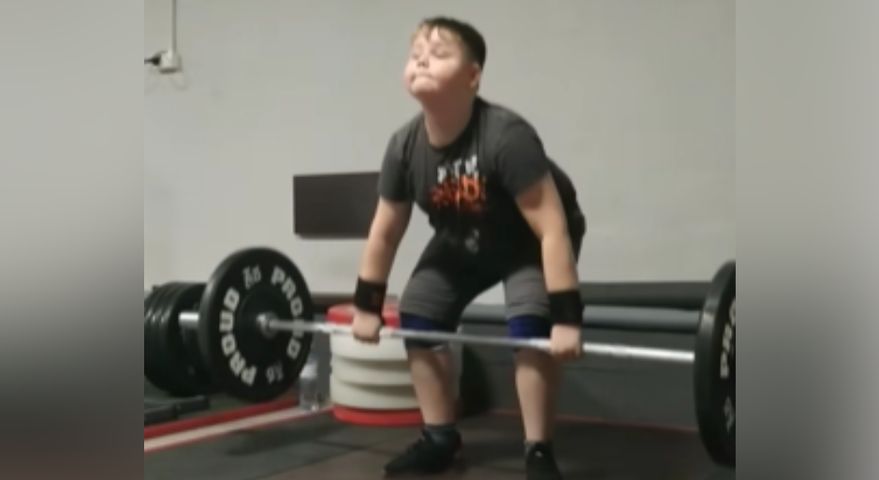 10-letni siłacz podnosi sztangę