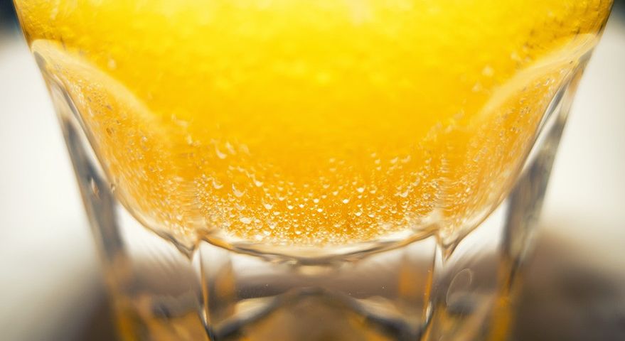 Alkohol, słodkie napoje, a nawet mleko - ich picie może zwiększać ryzyko rozwoju raka