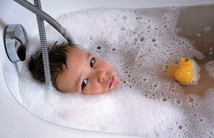 Utonięcie to czasem kwestia minut. Kiedy można zostawić dziecko samo w kąpieli?