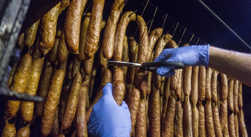 Do produktów najbardziej szkodliwych zaliczono przetworzone mięsa, takie jak wędliny, kiełbasy i mięsa marynowane