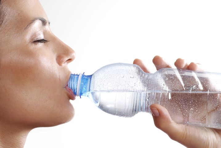 Wielomocz może być wynikiem spożywania dużej ilości płynów.