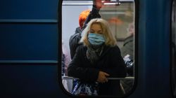 Pełne przychodnie i oddziały. "Zachorowania idą falami od listopada"