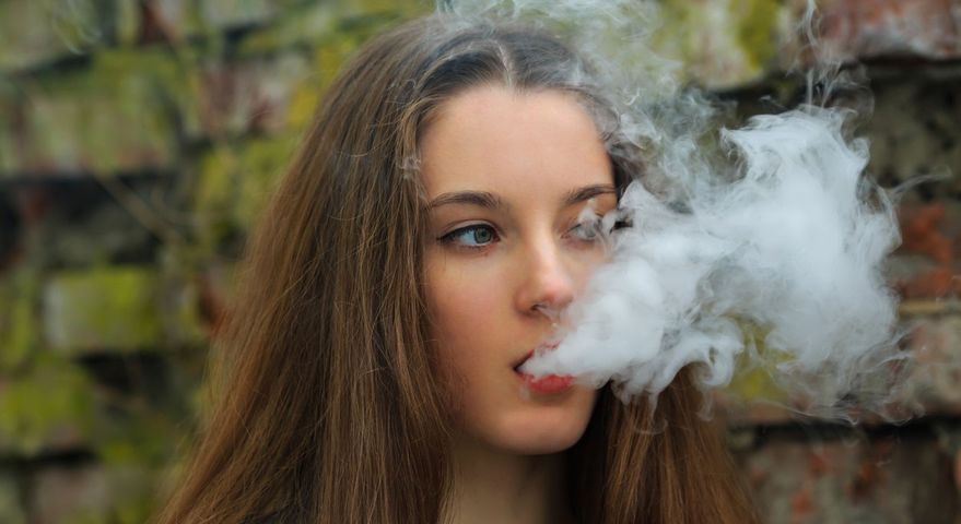 Coraz więcej młodych ludzi w Polsce sięga po e-papierosy
