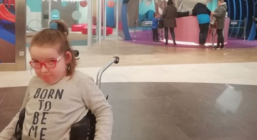 Niepełnosprawna dziewczynka nie została wpuszczona na salę zabaw ze względu an wózek