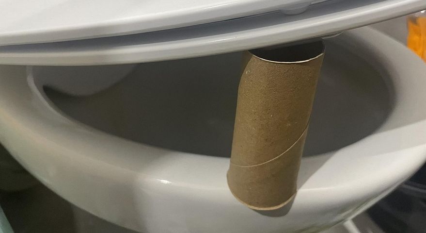 Co oznacza takie ułożenie rolki po papierze toaletowym?