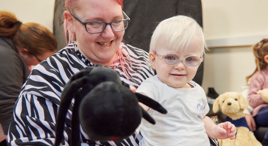 Ludzie okrutnie traktują jej dzieci z albinizmem
