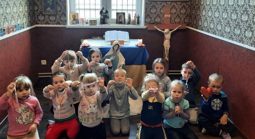 Ukraińskie dzieci modlą się o pokój. Przejmujące zdjęcie obiegło internet