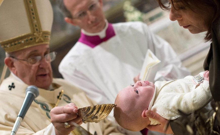 Papież Franciszek udzielający chrztu  