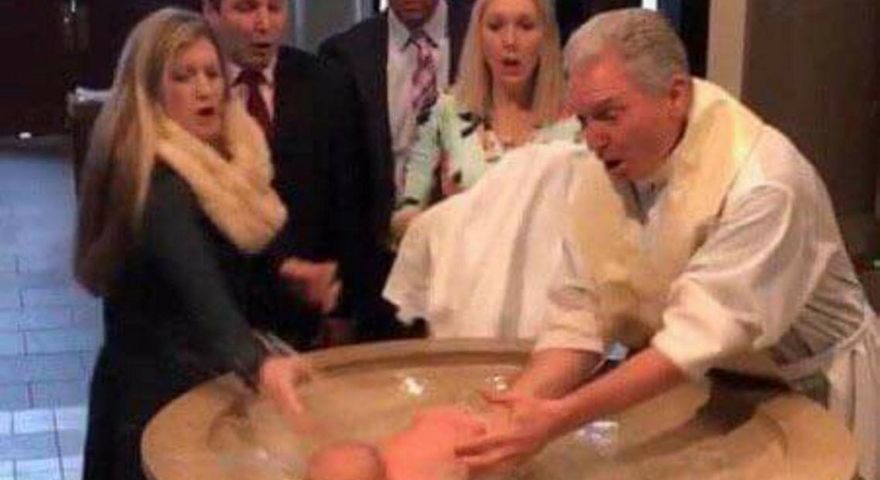 Upuścił dziecko podczas chrztu. Tak zareagowała mama
