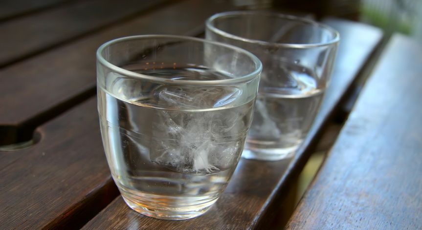 Dlaczego warto pić zimną wodę?