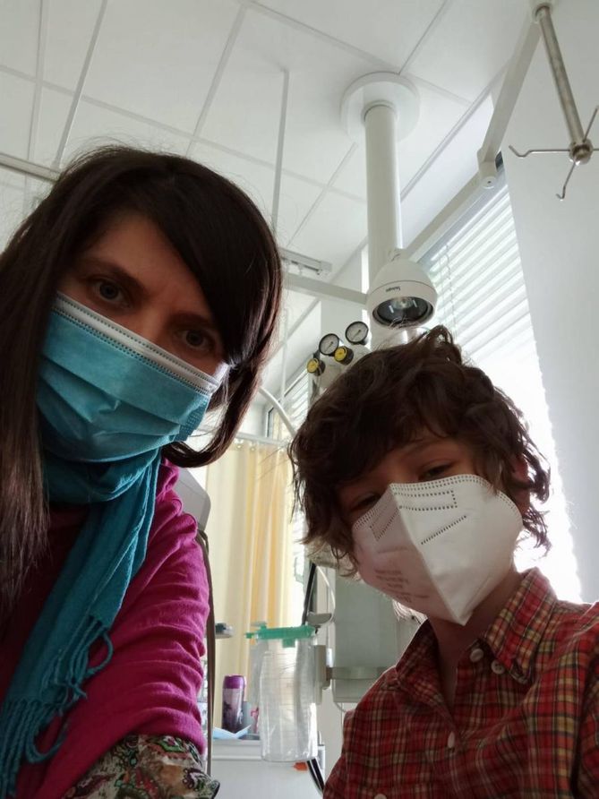 Pani Magdalena z synem Piotrkiem przed sesją podawania chemii 