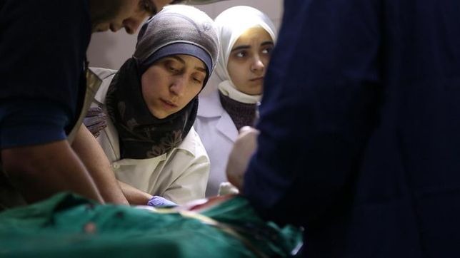 Al Ghouta, Syria - Dr Amani (center) i Dr Alaa (right) w sali operacyjnej 