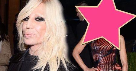 Donatella Versace już tak nie wygląda. Zamieniła swoje długie włosy na najmodniejszą fryzurę roku