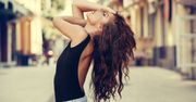 10 modnych fryzur z długich włosów - luźne upięcia, koki i warkocze