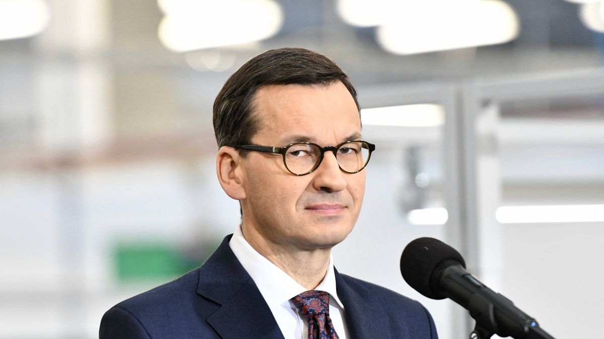 Mateusz Morawiecki nie może być zadowolony - podwyżka akcyzy przyniesie mniej niż planował