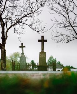 We wsi stoją dwa krzyże. Dwóch religii. I łączą. I dzielą