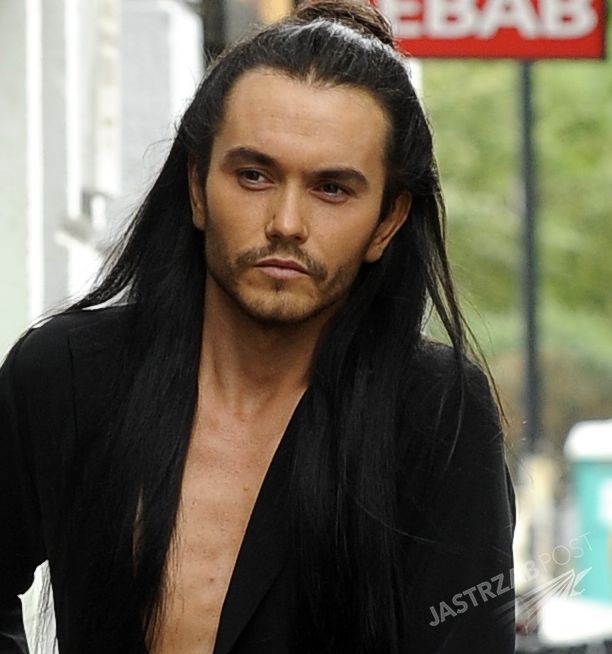 <h2>Kim jest Kajetan Góra?</h2> To fryzjer gwiazd (czesał Dodę, Edytę Górniak, Kasię Zielińską, Anię Przybylską, Faye Dunaway, Maffashion i Natalię Siwiec)