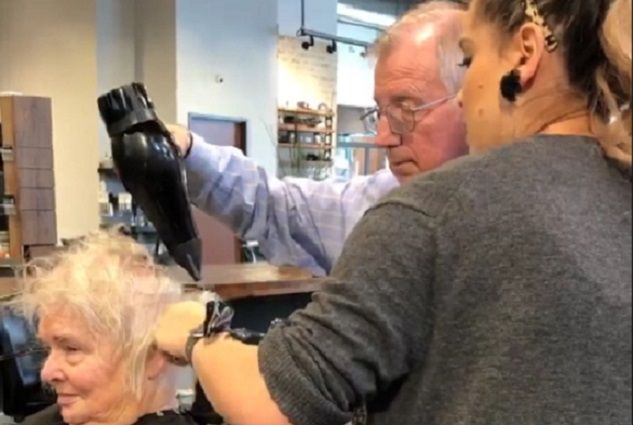 Starszy mężczyzna idzie na kurs fryzjerski, by nauczyć się czesać niepełnosprawną żonę
