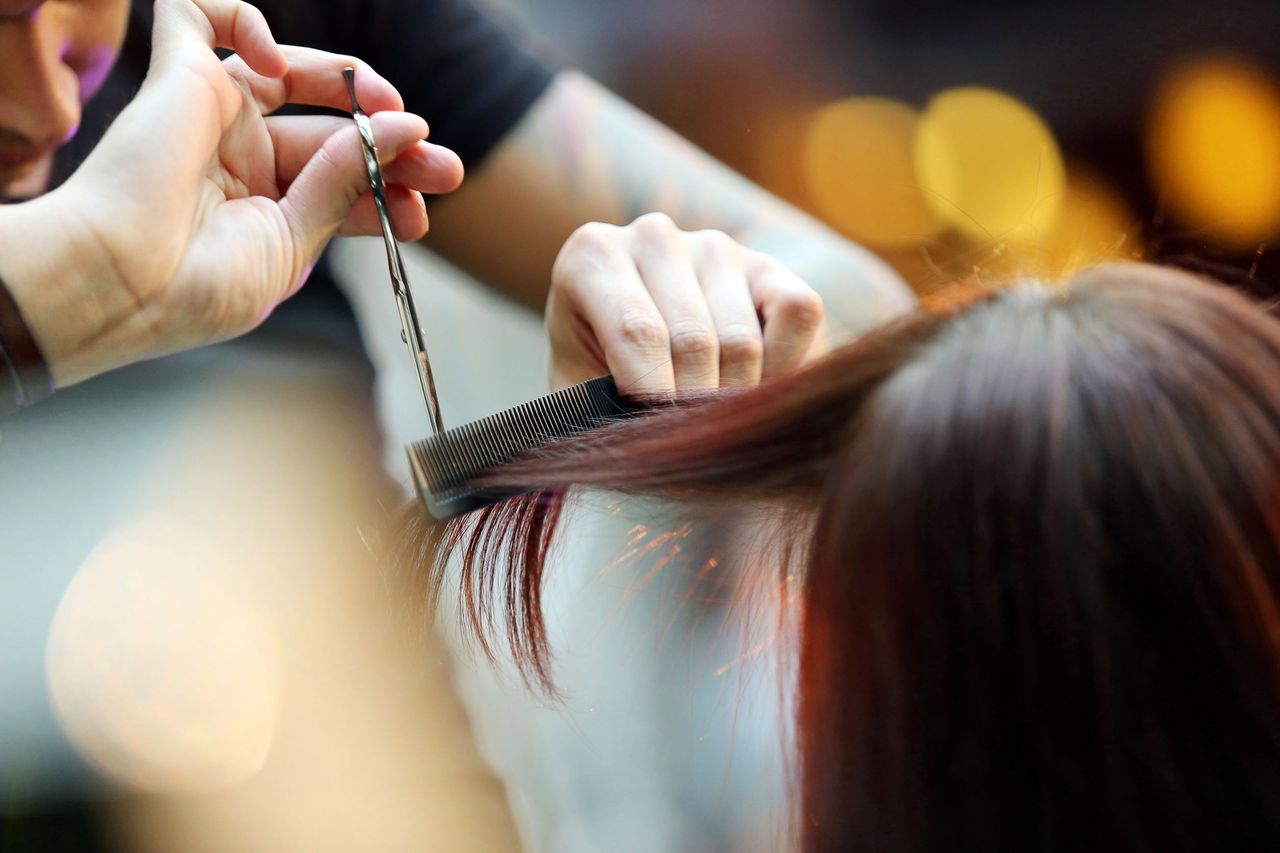 Fryzjer cię skrzywdził, ale nie jesteś w stanie zażądać zwrotu pieniędzy? Nie jesteś w tym odosobniona