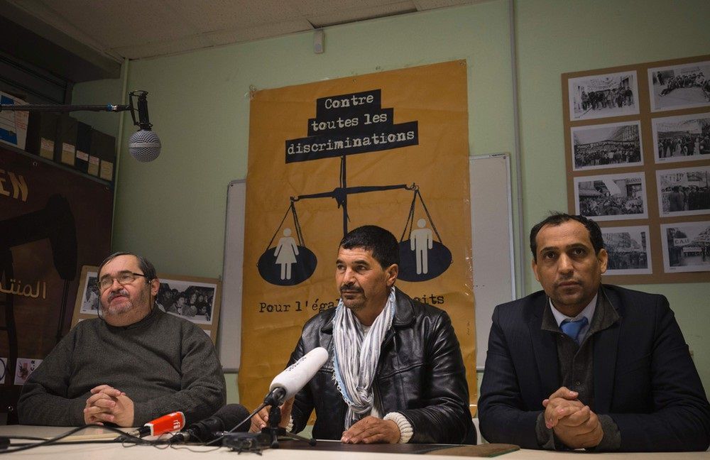 (Od lewej) Sekretarz Federacji Tunezji Tarek Ben Hiba, Toufik Belgacem ojciec Tarek’a Belgacem’a i jego adwokat Nasr Azaiez. 