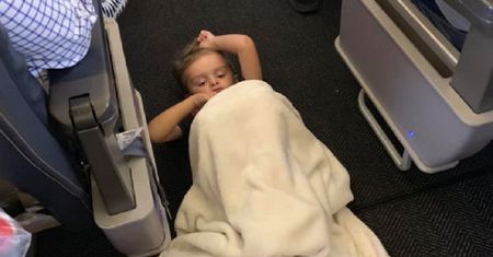 4-letni chłopiec dostał ataku podczas lotu. Do akcji wkroczyły stewardesy