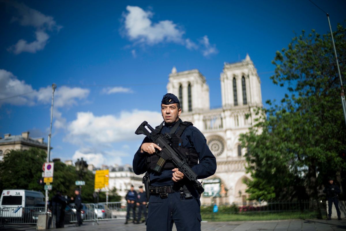 Zamachowiec z Notre Dame to dziennikarz nagrodzony przez UE