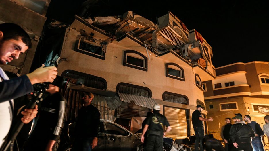 Izrael zabił precyzyjnym atakiem rakietowym jednego z liderów organizacji Islamski Dżihad. Palestyńczycy oglądają zniszczony budynek w Strefie Gazy.