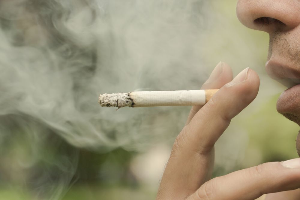 Coraz więcej młodych ludzi pali papierosy