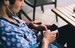 Smartfon zamiast samochodu - młodzi mężczyźni zmieniają priorytety