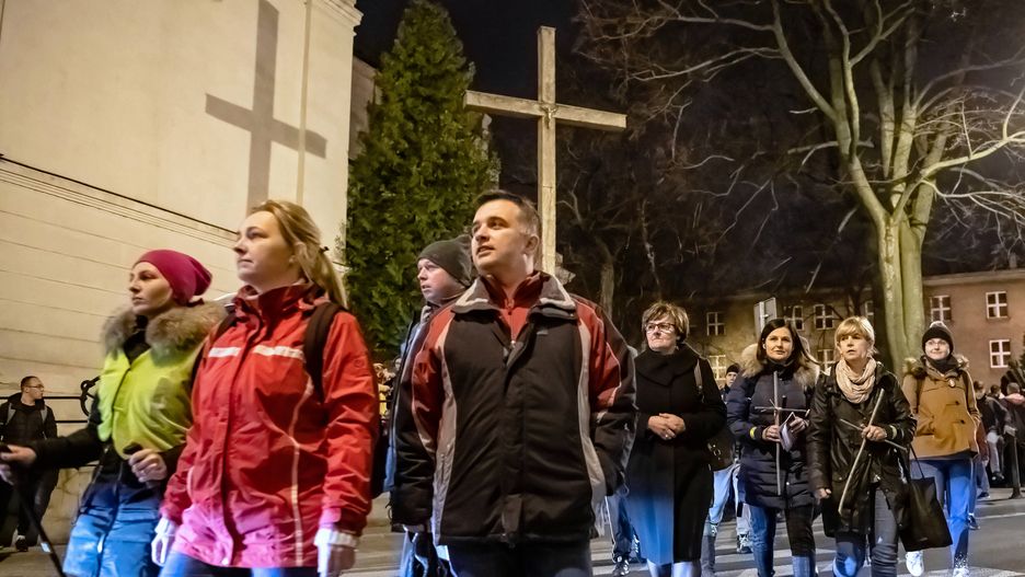 Droga krzyżowa to symboliczne odtworzenie drogi Jezusa na śmierć