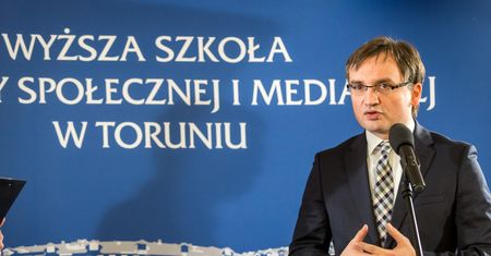 Prawie 4 mln zł unijnych środków dla uczelni związanej z o. Rydzykiem. Szkolenia dla sędziów z komunikacji