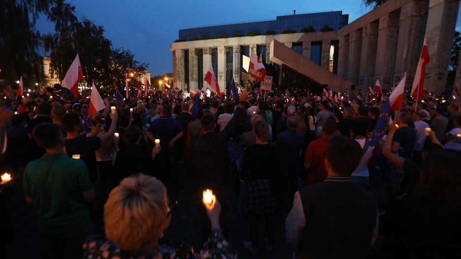 Łańcuch światła wokół Sądu Najwyższego w Warszawie.