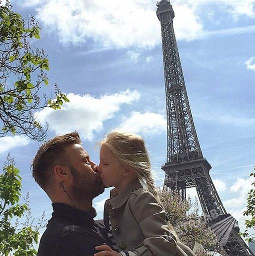 Artur Boruc z córką w Paryżu