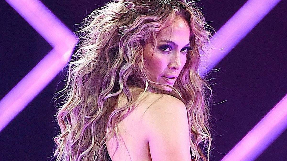 Jennifer Lopez bez sztucznych włosów wygląda zupełnie inaczej. Na co dzień ma bardzo krótką fryzurę