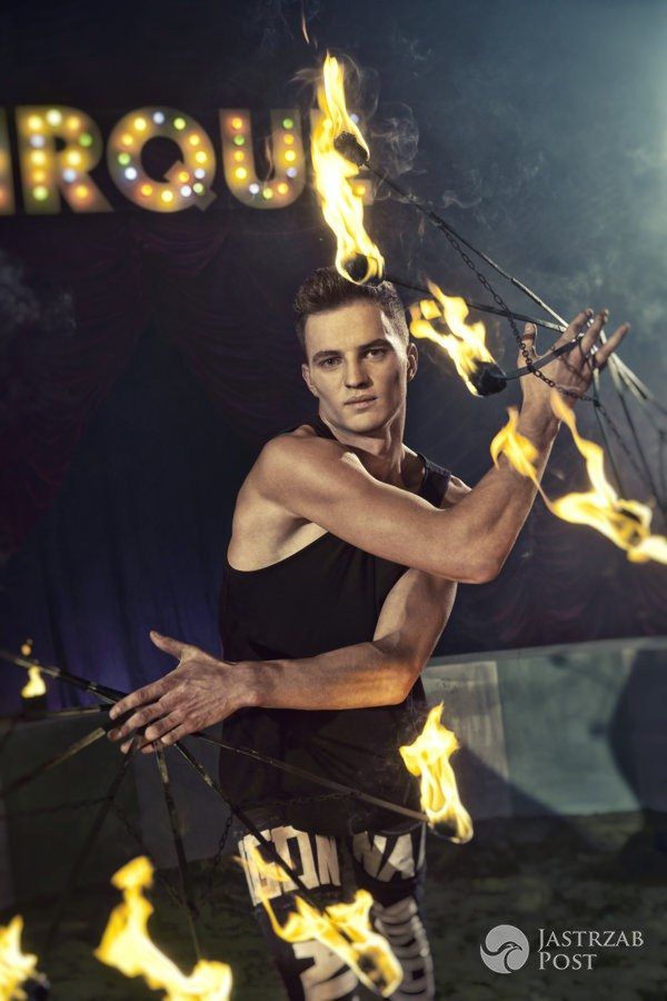 Patryk Grudowicz z Top Model 6 - sesja w cyrku