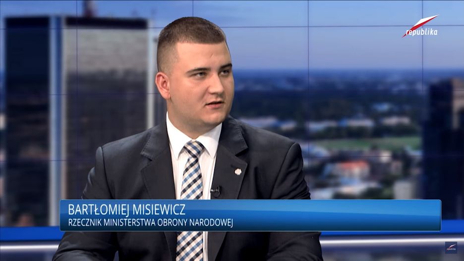 Bartłomiej Misiewicz (jeszcze jako rzecznik MON) w TV Republika.