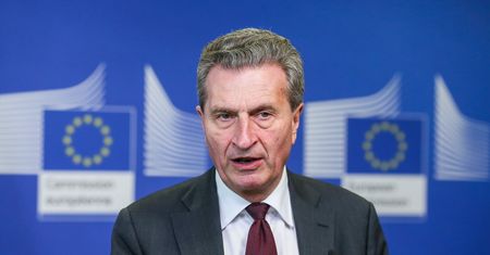 Komisarz UE Guenther Oettinger pesymistycznie o Polsce. "Martwimy się"
