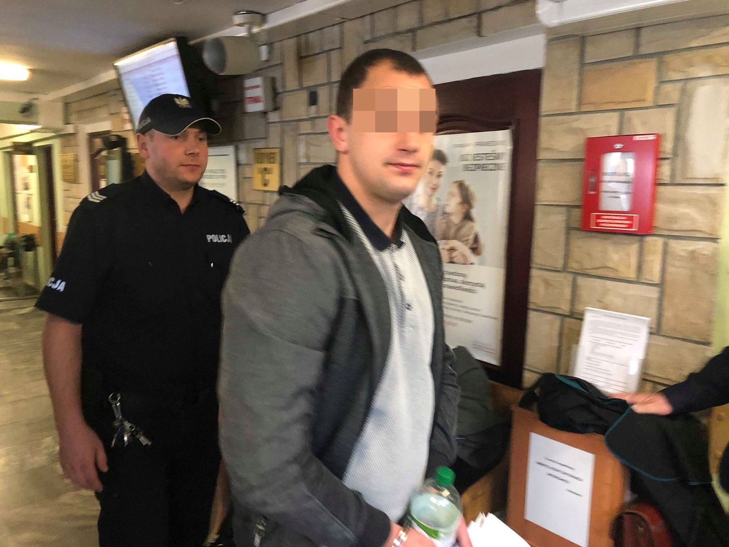 Łukasz W. doprowadzany na salę sądową w Siedlcach