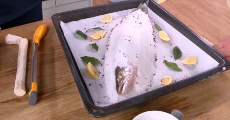 Sandacz pieczony w soli z kiszonym selerem i polentą