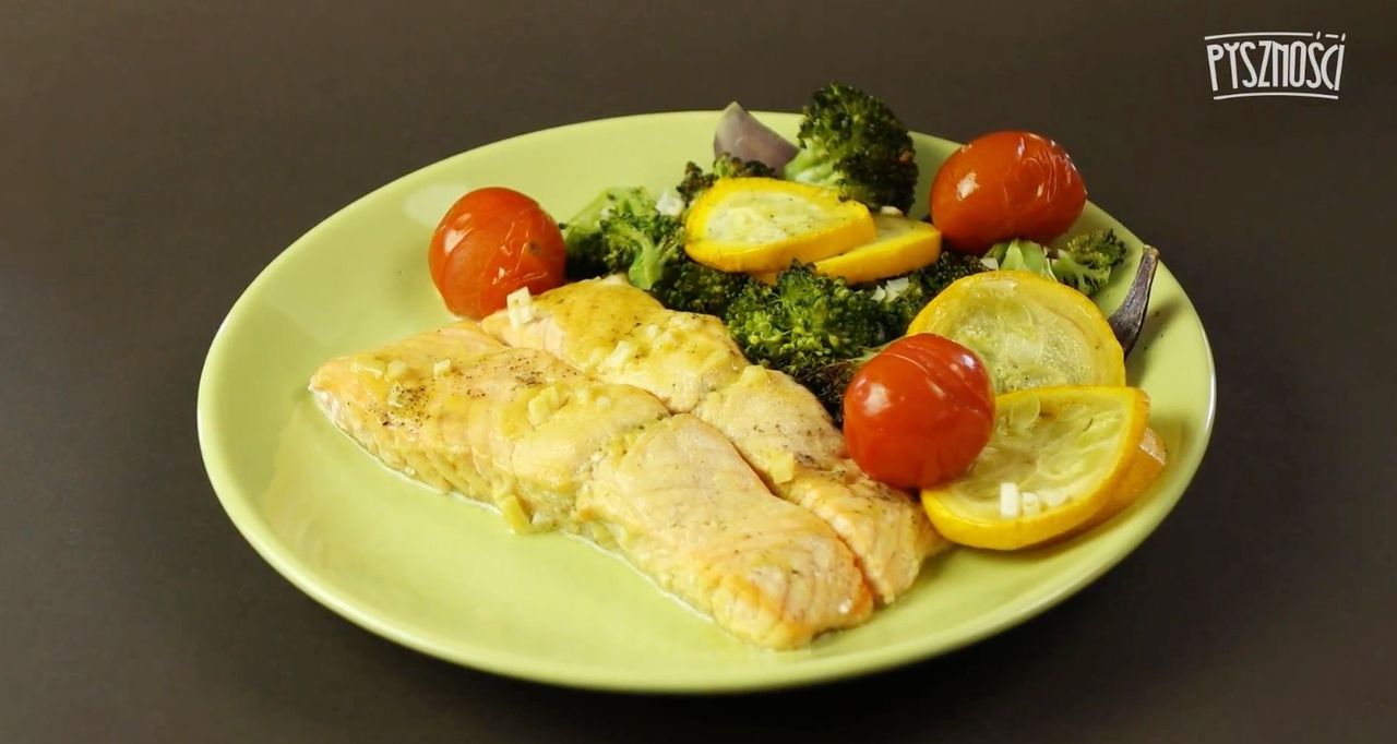 Pieczony łosoś w towarzystwie kolorowych warzyw