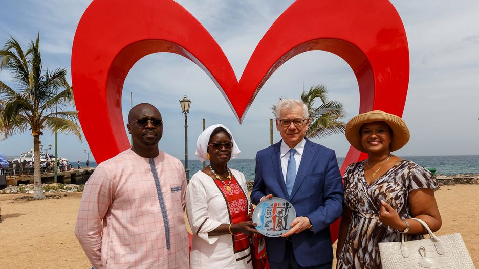 Szef MSZ Jacek Czaputowicz otworzył ambasadę Polski w Senegalu. Na zdjęciu podczas spotkania na wyspie Gorée, na której był największy handel niewolnikami w Afryce.
