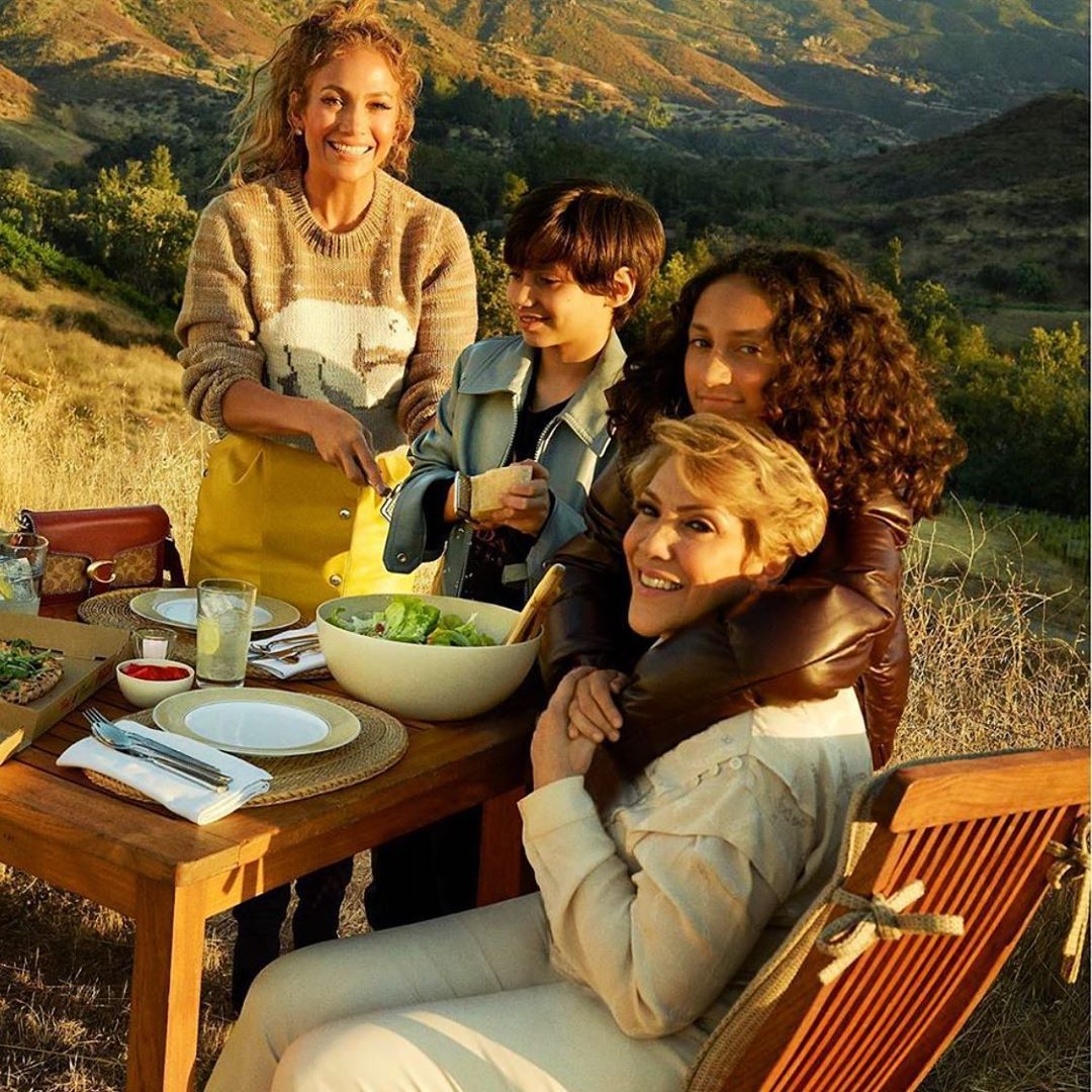 Jennifer Lopez w kampanii reklamowej z rodziną